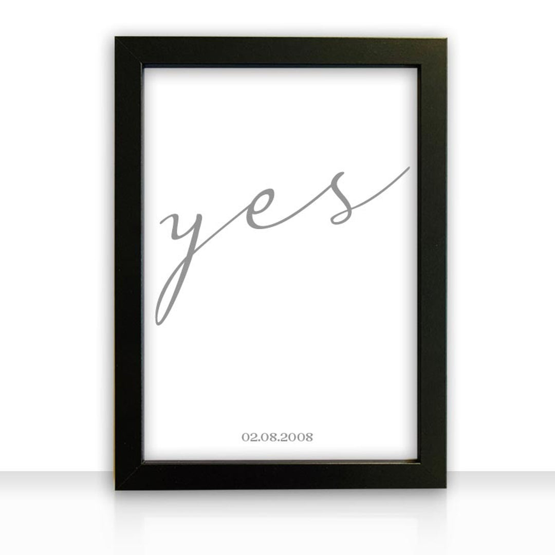 Kunstdruck Poster Bild YES mit edlem schwarzen Bilderrahmen personalisiert Datum