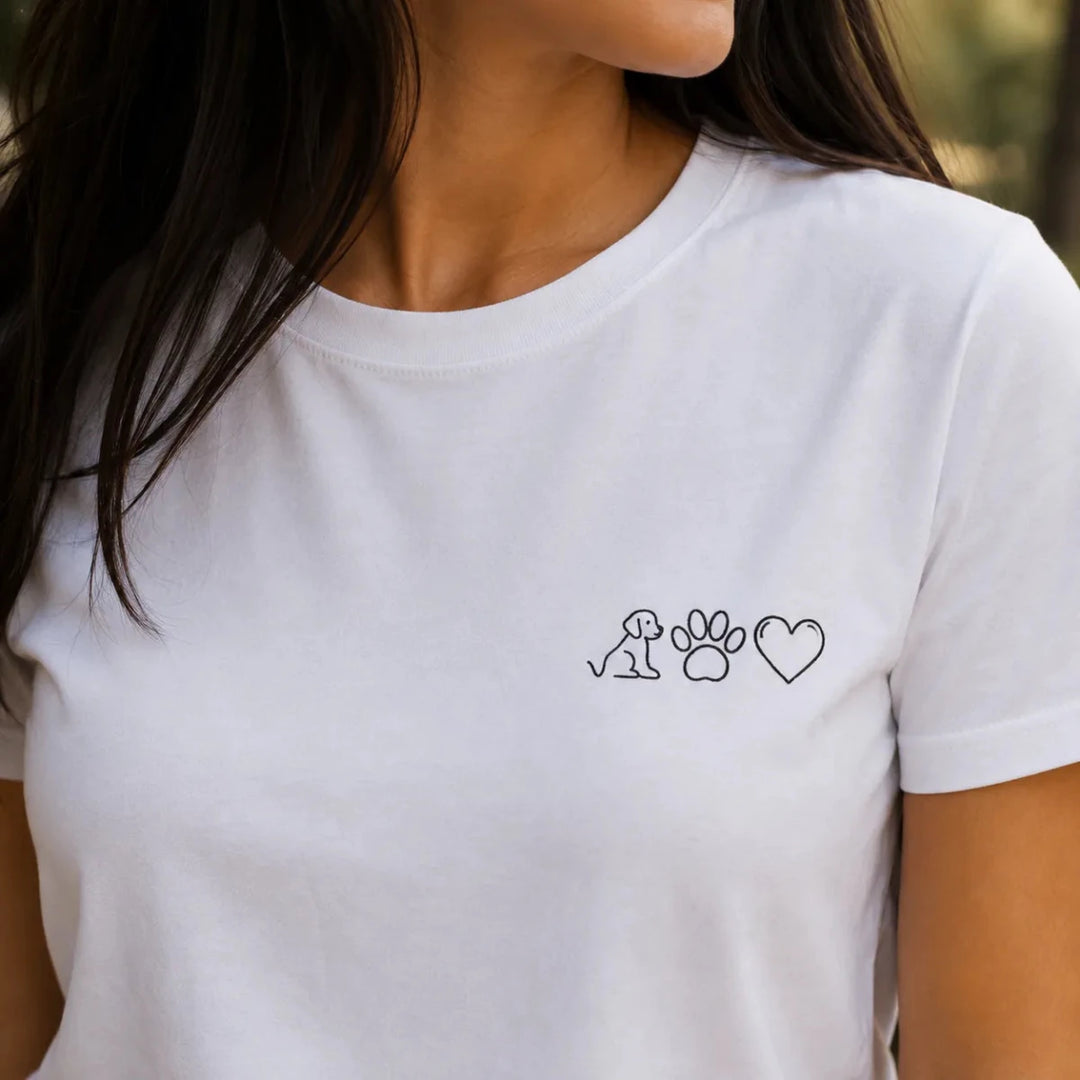 Nahaufnahme des Hunde-Icons mit Namen auf weißem T-Shirt
