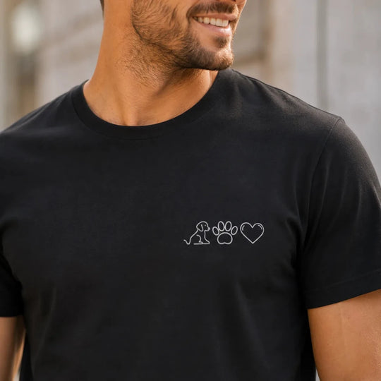 Nahaufnahme des Hunde-Icons mit Namen auf schwarzem T-Shirt