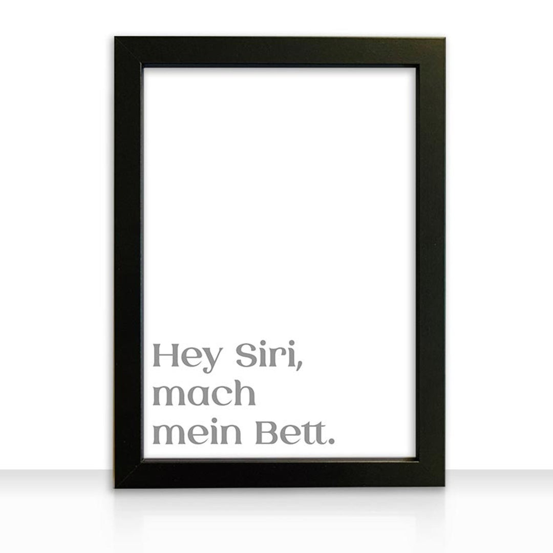 Kunstdruck Poster Bild Hey Siri mach mein Bett mit edlem schwarzen Bilderrahmen - all - yours24