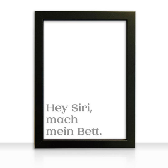 Kunstdruck Poster Bild Hey Siri mach mein Bett mit edlem schwarzen Bilderrahmen - all - yours24